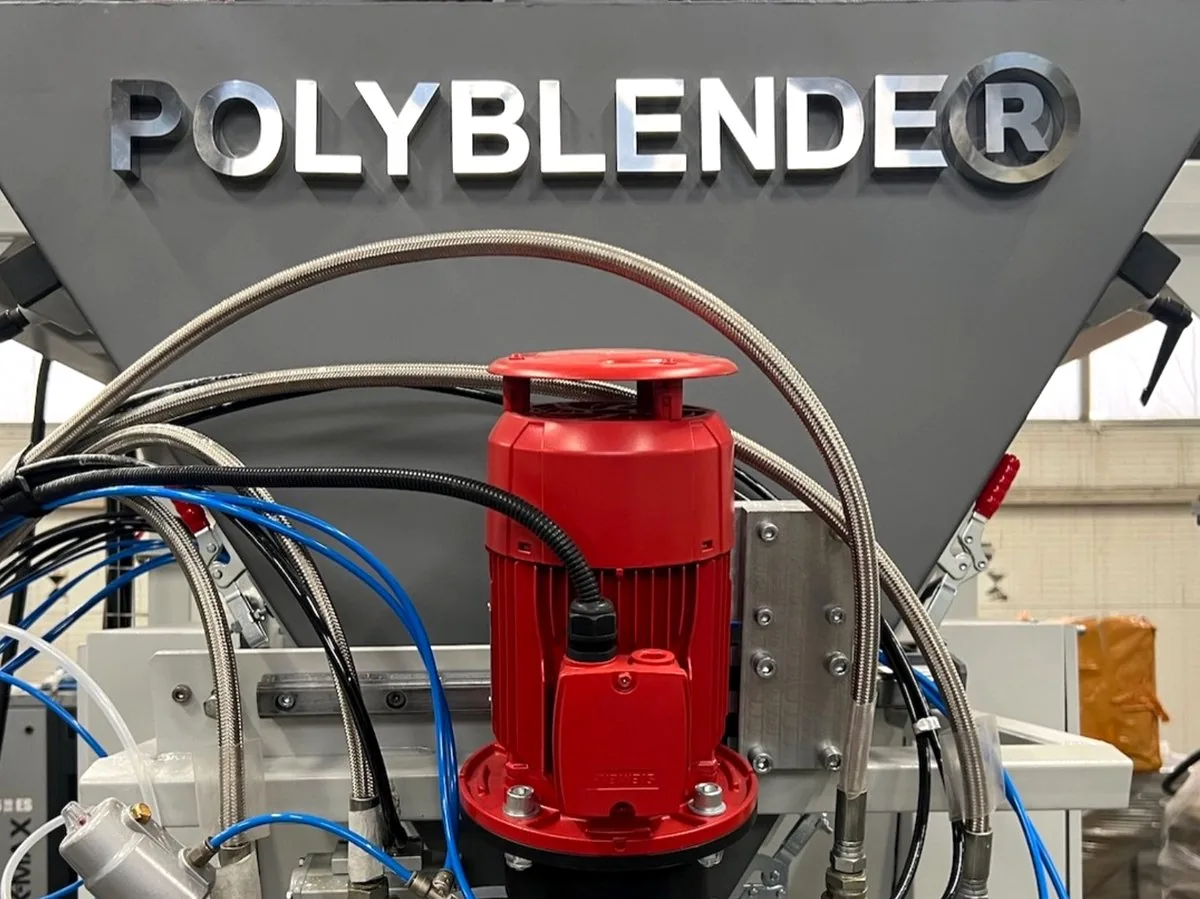Дозирующе-смесительная голова POLYBLENDER на линии LISTACRYL — крупный план узла с красным приводом